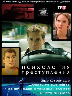 Черная кошка в темной комнате